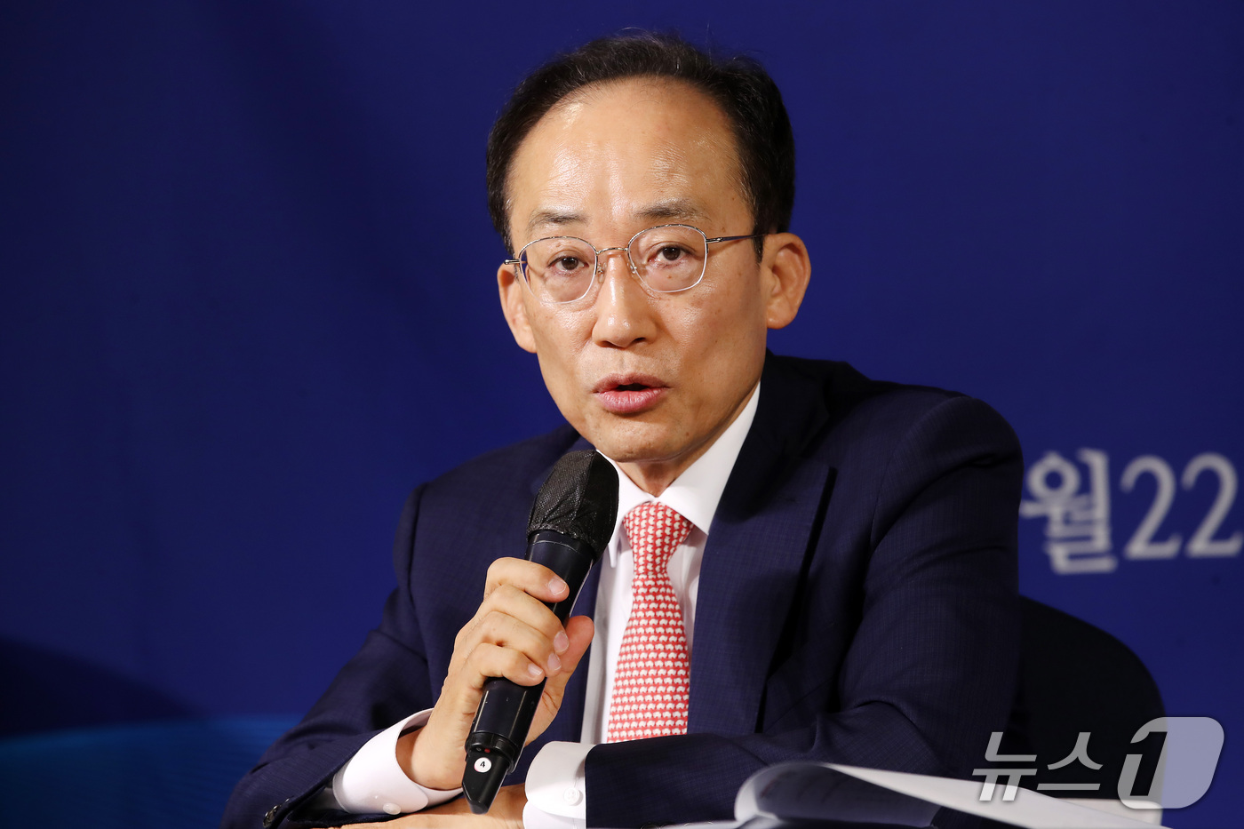 (대구=뉴스1) 공정식 기자 = 추경호 대구시장이 22일 오전 대구 남구 이천동 대구아트파크에서 열린 아시아포럼21 초청 토론회에서 취재진 질문에 답하고 있다. 2026.9.22/ …