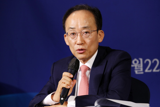 취재진 질문에 답하는 추경호 대구시장