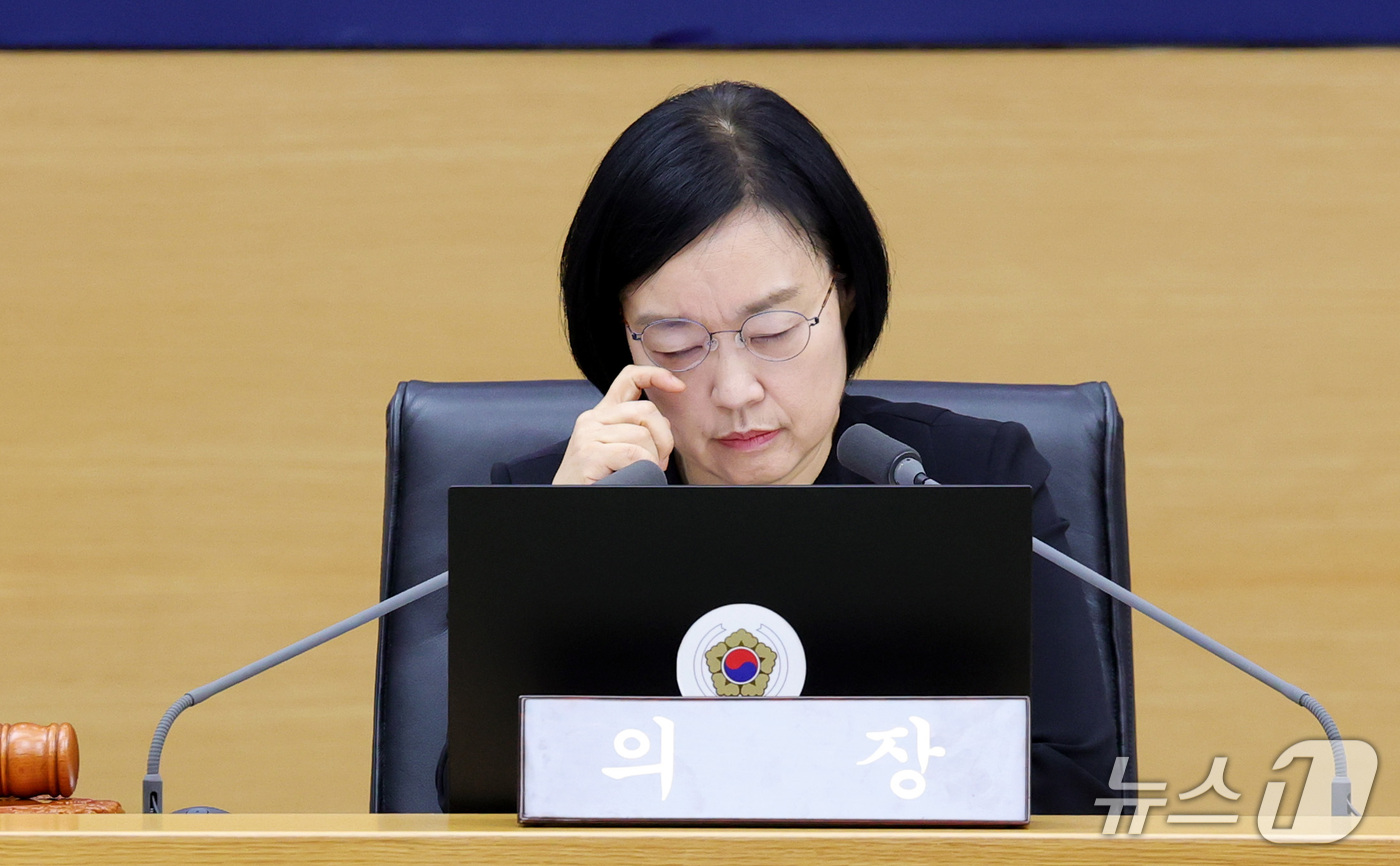 (세종=뉴스1) 김기남 기자 = 한성숙 국무총리가 22일 세종시 정부세종청사에서 열린 국무회의에 참석하여 국무위원들의 발언을 들으며 안경을 고처 쓰고 있다. 2026.9.22/뉴스 …