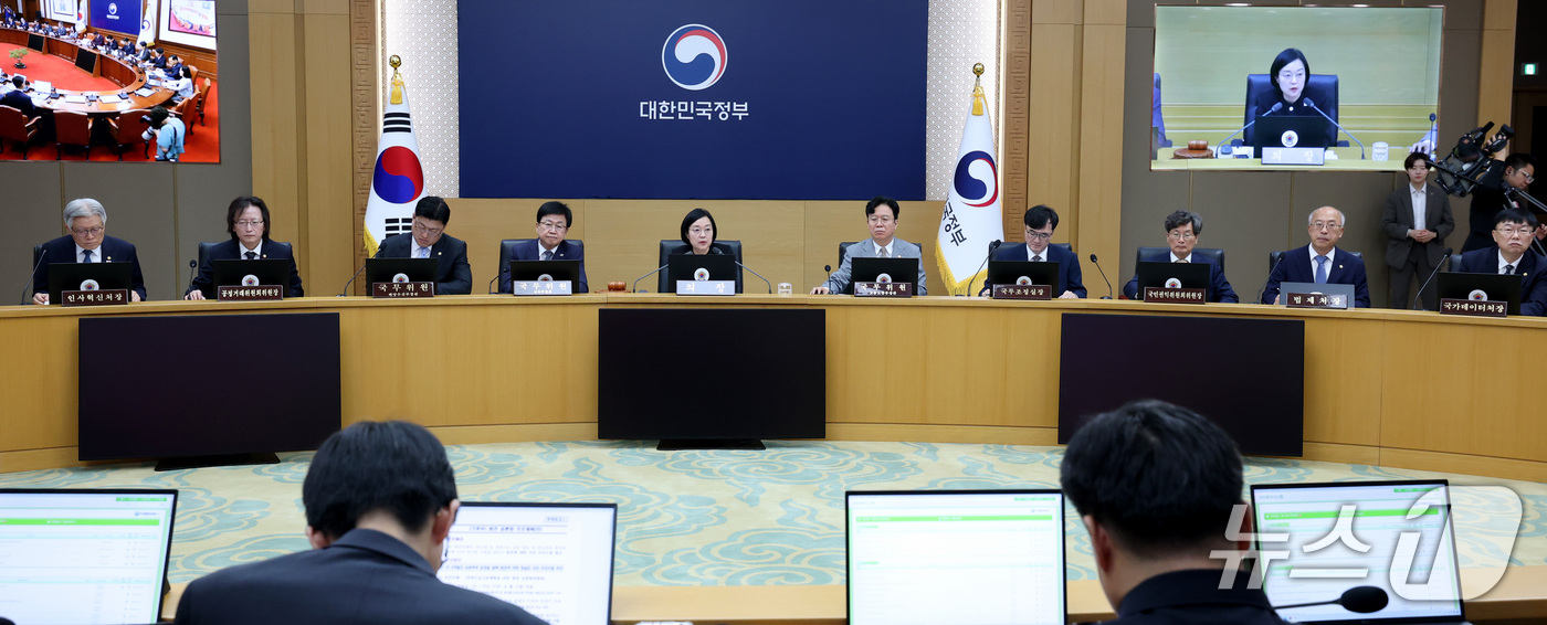 (세종=뉴스1) 김기남 기자 = 한성숙 국무총리가 22일 세종시 정부세종청사에서 열린 국무회의를 주재하며 발언하고 있다. 2026.9.22/뉴스1