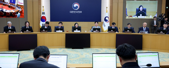 국무회의 발언하는 한성숙 국무총리
