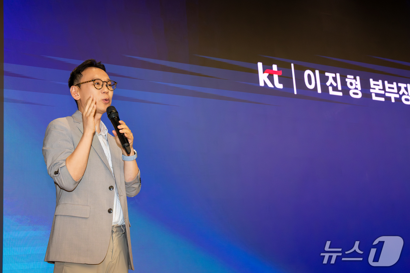 (서울=뉴스1) = KT는 지난 21일 서울 종로구 KT 광화문 WEST빌딩에서 모두의 AI 컨소시엄 출범식을 열고, 국민 체감형 AI 서비스 구현을 위한 협력 체계를 본격 가동했 …