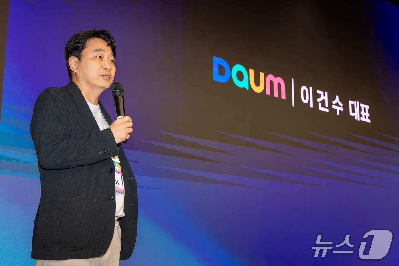 (서울=뉴스1) = KT는 지난 21일 서울 종로구 KT 광화문 WEST빌딩에서 모두의 AI 컨소시엄 출범식을 열고, 국민 체감형 AI 서비스 구현을 위한 협력 체계를 본격 가동했 …