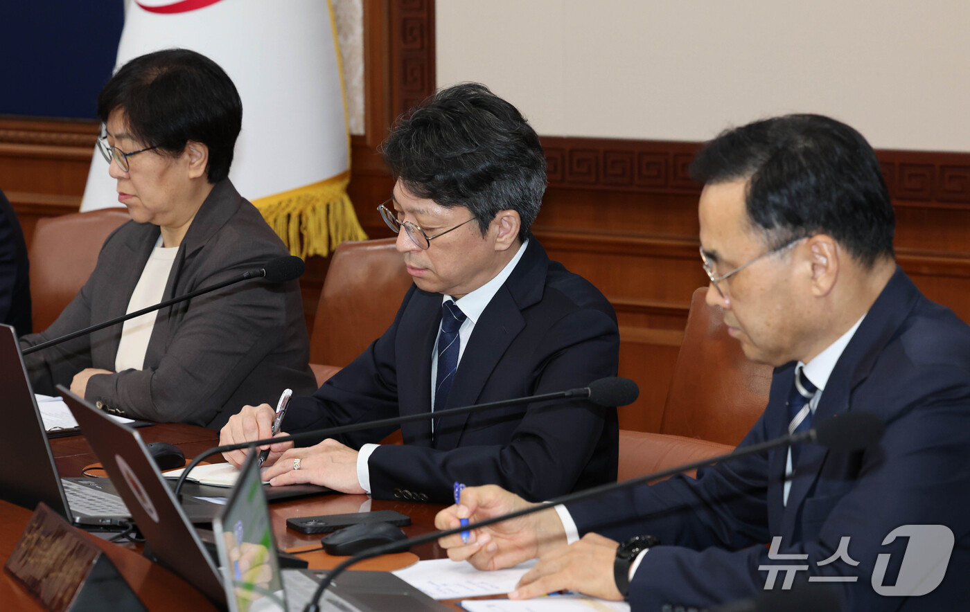 (서울=뉴스1) 이종덕 기자 = 홍지선 국토교통부 2차관(국토교통부 장관 후보자)가 22일 서울 종로구 정부서울청사에서 열린 국무회의에 참석해 한성숙 총리의 발언을 메모하고 있다. …