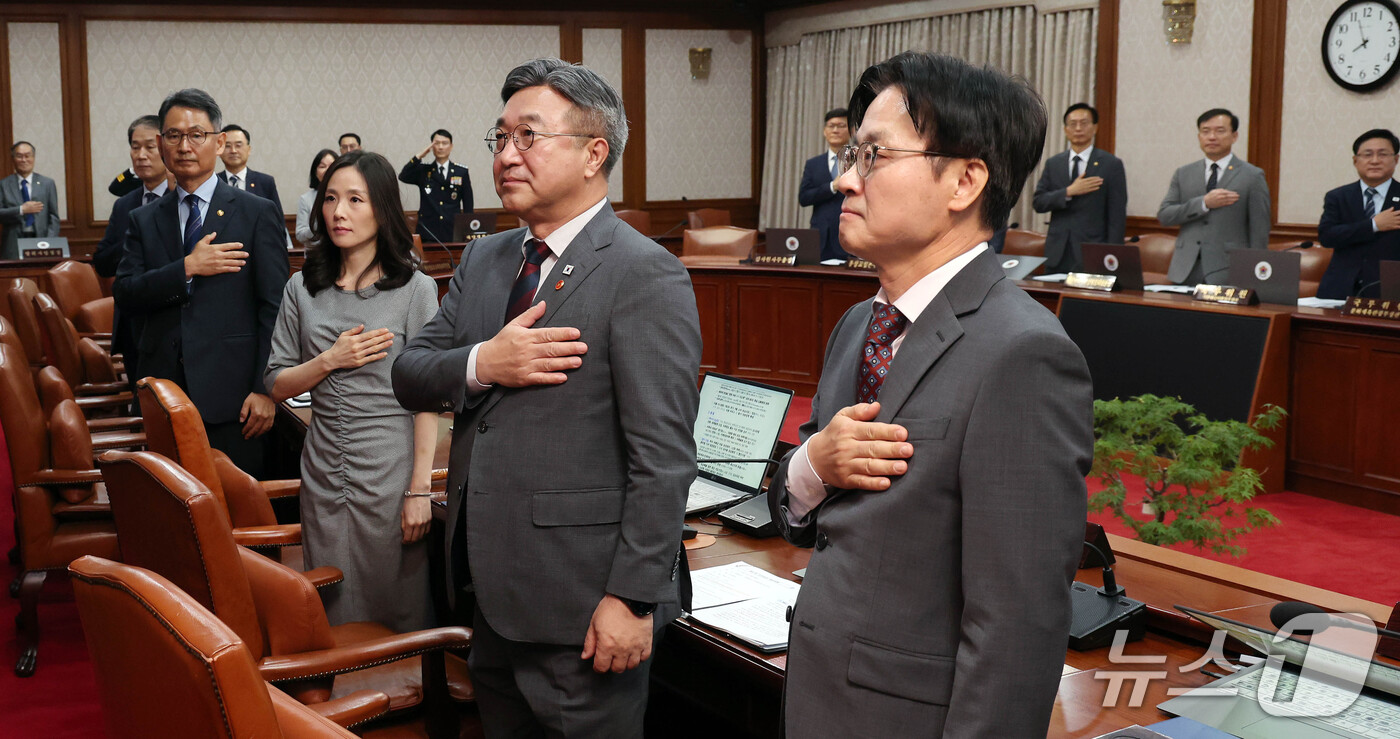 (서울=뉴스1) 이종덕 기자 = 윤호중 행정안전부 장관을 비롯한 국무위원들이 22일 서울 종로구 정부서울청사에서 열린 국무회의에서 국민의례를 하고 있다.  이날 국무회의는 한성숙 …