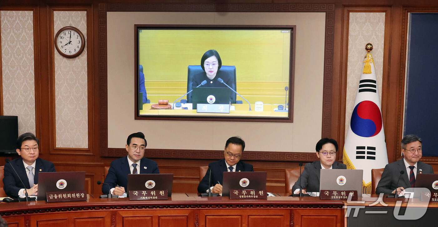(서울=뉴스1) 이종덕 기자 = 한성숙 국무총리가 22일 정부세종청사에서 국무회의를 주재하고 있다. 정부서울청사에서 국무회의에 참석한 국무위원들이 한 총리의 발언을 경청하고 있다. …