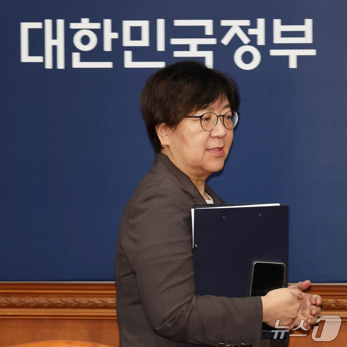 (서울=뉴스1) 이종덕 기자 = 권오을 국가보훈부 장관, 정은경 보건복지부 장관이 22일 서울 종로구 정부서울청사에서 국무회의에 참석하고 있다.  2026.9.22/뉴스1