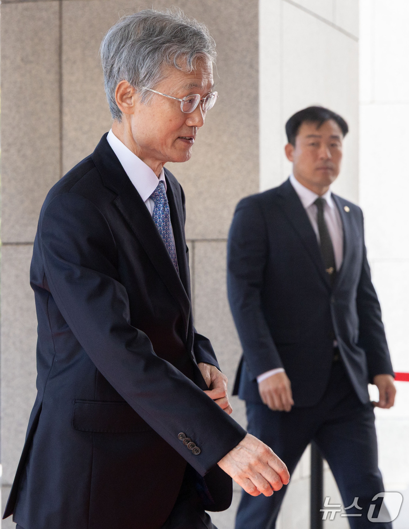 (서울=뉴스1) 이종수 기자 = 조희대 대법원장이 22일 오전 서울 서초구 대법원 청사로 출근하고 있다. 2026.9.22/뉴스1