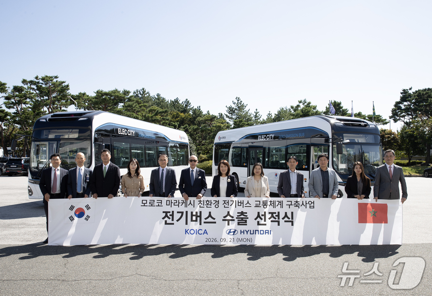 (서울=뉴스1) = 현대자동차는 한국국제협력단(KOICA·코이카)과 함께 모로코 마라케시시(市)에 친환경 전기버스 '일렉시티' 15대를 공급한다고 22일 밝혔다.지난 21일 전북 …