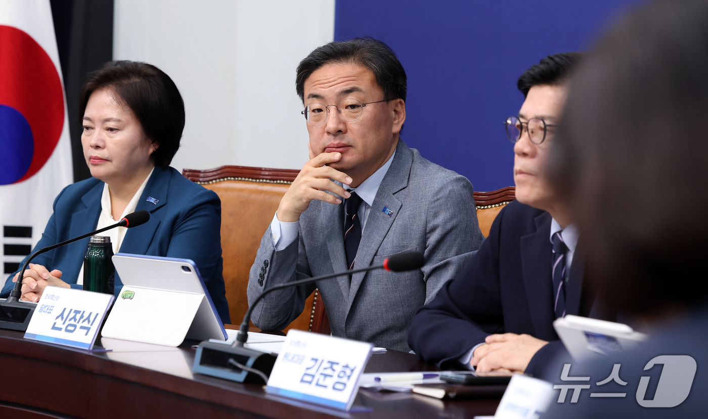 (서울=뉴스1) 김성진 기자 = 신장식 조국혁신당 대표가 22일 서울 여의도 국회에서 열린 의원총회에서 의원들의 발언을 경청하고 있다. 2026.9.22/뉴스1