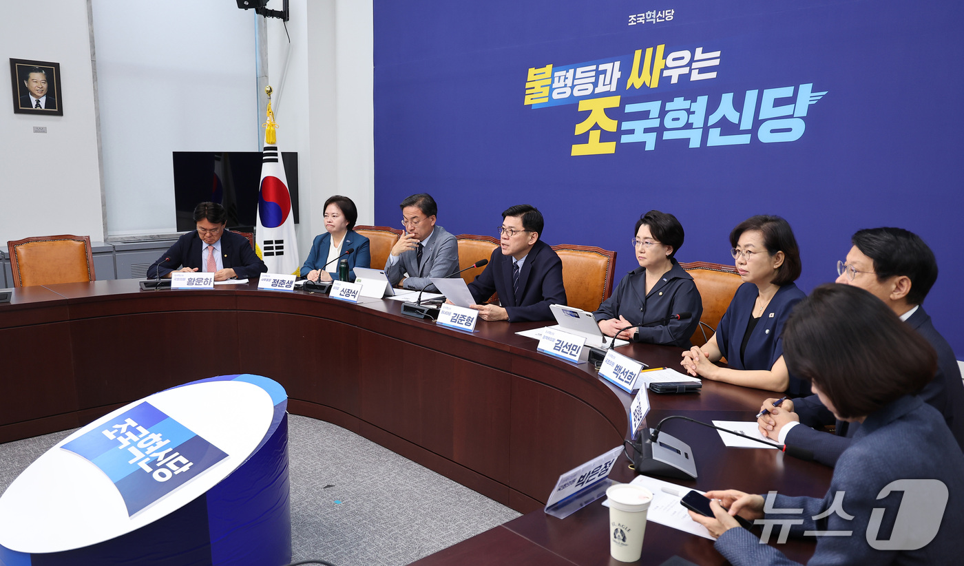 (서울=뉴스1) 김성진 기자 = 김준형 조국혁신당 원내대표가 22일 서울 여의도 국회에서 열린 의원총회에서 모두발언을 하고 있다. 2026.9.22/뉴스1