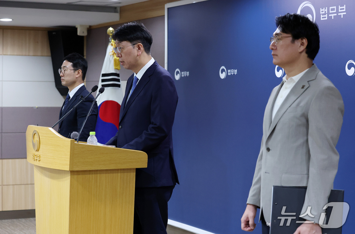 (과천=뉴스1) 박세연 기자 = 이응철 법무부 검찰국장이 22일 오전 경기도 과천시 법무부에서 공소청 직제안 관련 브리핑을 하고 있다.왼쪽부터 김민철 행정안전부 법사조직과장, 이응 …