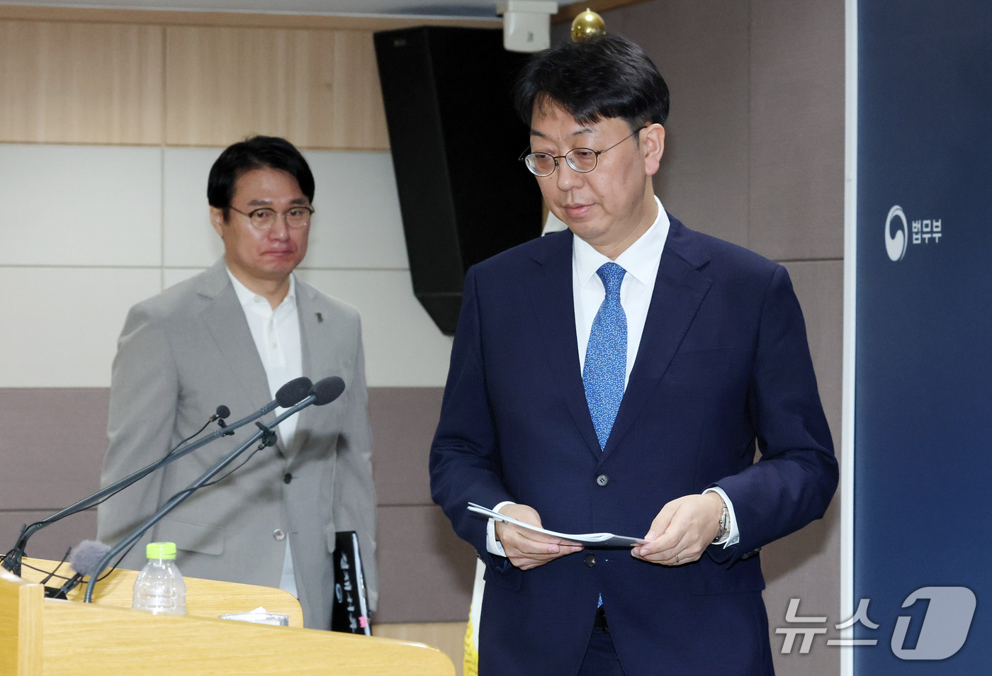 (과천=뉴스1) 박세연 기자 = 이응철 법무부 검찰국장이 22일 오전 경기도 과천시 법무부에서 공소청 직제안 관련 브리핑을 하기위해 브리핑장에 입장하고 있다.왼쪽은 하인호 검찰개혁 …