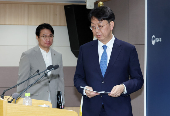 브리핑장 들어서는 이응철 검찰국장
