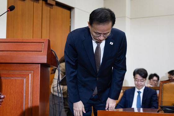 고개 숙여 인사하는 이형일 부총리 겸 재정경제부 장관