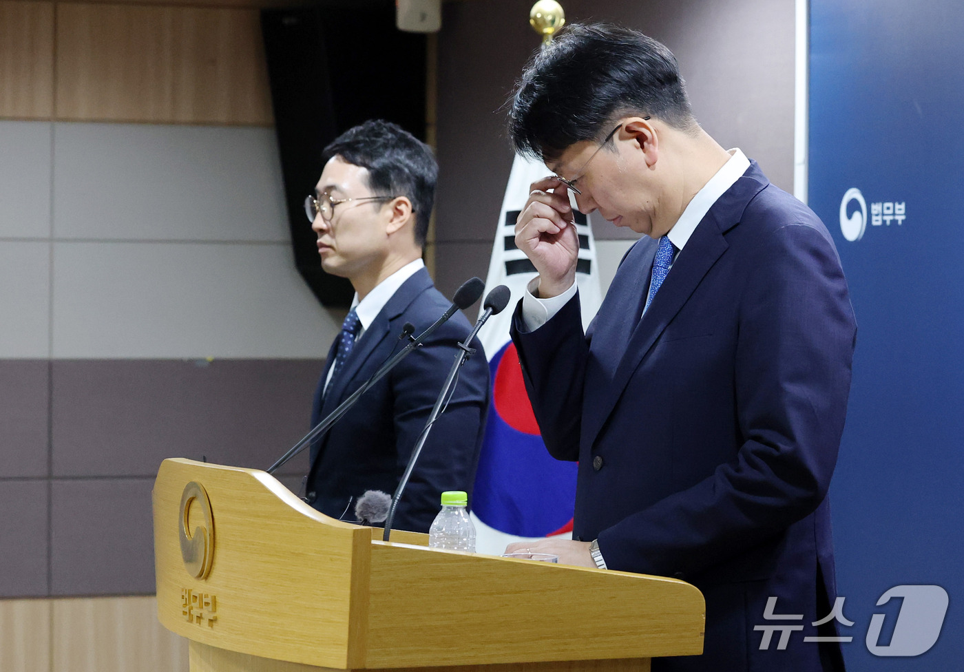 (과천=뉴스1) 박세연 기자 = 이응철 법무부 검찰국장이 22일 오전 경기도 과천시 법무부에서 공소청 직제안 관련 브리핑을 하기 전 안경을 고쳐쓰고 있다. 2026.9.22/뉴스1 …
