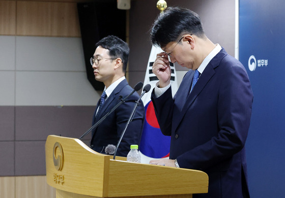 브리핑 전 안경 고쳐쓰는 이응철 국장