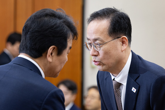 문진석 의원과 대화하는 이형일 부총리