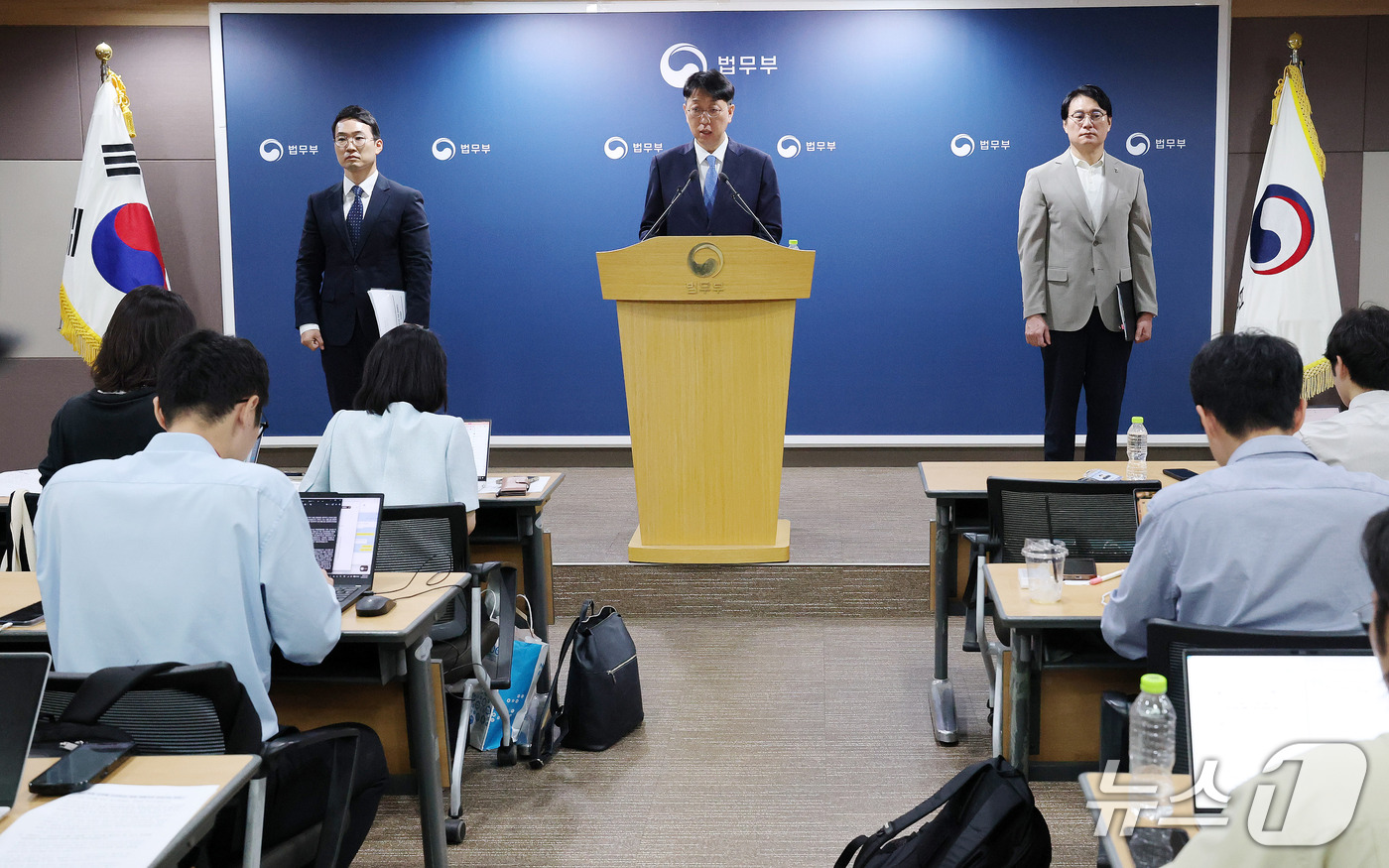 (과천=뉴스1) 박세연 기자 = 이응철 법무부 검찰국장이 22일 오전 경기도 과천시 법무부에서 공소청 직제안 관련 브리핑을 하고 있다.왼쪽부터 김민철 행정안전부 법사조직과장, 이응 …