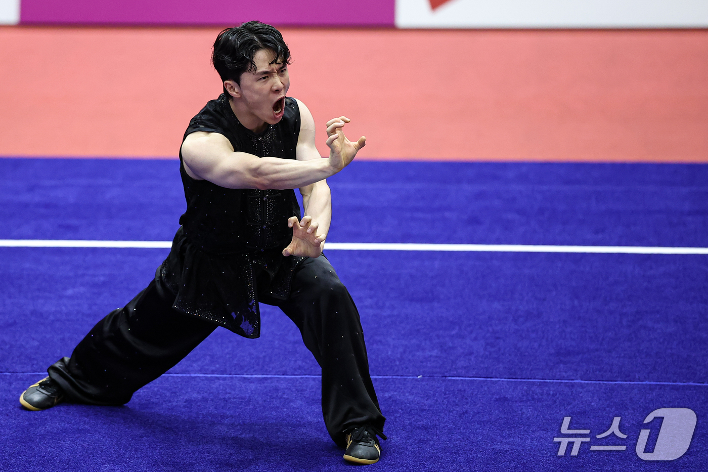 (나고야=뉴스1) 김도우 기자 = 대한민국 김진수가 22일 일본 나고야 아이치현 무도관 열린 2026 아이치·나고야 아시안게임 우슈 남자 투로 남권 결선에서 경기를 펼치고 있다. …