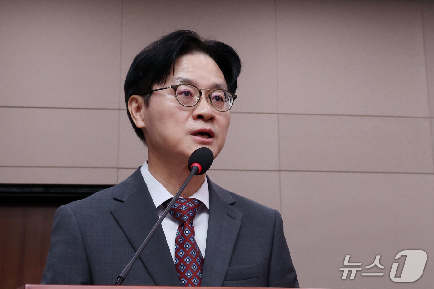 본문 이미지 - 김정관 산업통상부 장관이 22일 오전 서울 여의도 국회에서 열린 산업자통상자원중소벤처기업위원회 전체회의에서 '대한민국과 미합중국 간 전략적투자의 운영 및 관리를 위한 특별법'에 따른 대미투자 사전보고를 하고 있다. 2026.9.22 ⓒ 뉴스1 황기선 기자