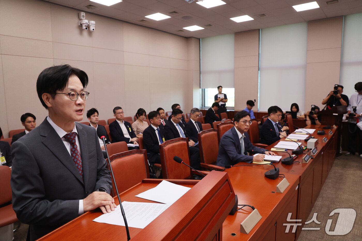 본문 이미지 - 김정관 산업통상부 장관이 22일 오전 서울 여의도 국회에서 열린 산업자통상자원중소벤처기업위원회 전체회의에서 '대한민국과 미합중국 간 전략적투자의 운영 및 관리를 위한 특별법'에 따른 대미투자 사전보고를 하고 있다. 2026.9.22 ⓒ 뉴스1 황기선 기자