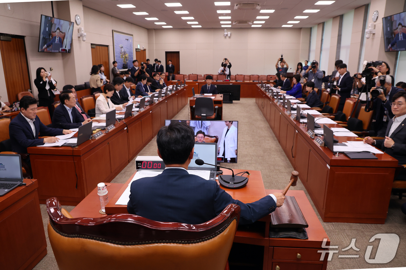 (서울=뉴스1) 황기선 기자 = 김성원 산자중기위원장이 22일 오전 서울 여의도 국회에서 열린 산업통상자원중소벤처기업위원회 전체회의에서 의사봉을 두드리고 있다.이날 회의에서 이소영 …