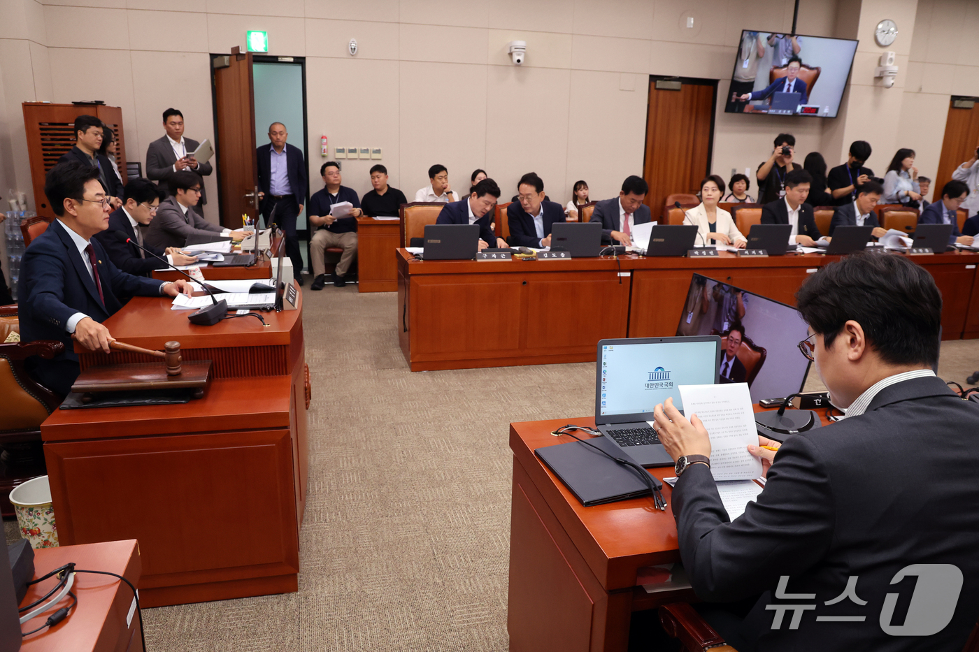 (서울=뉴스1) 황기선 기자 = 김성원 산자중기위원장이 22일 오전 서울 여의도 국회에서 열린 산업통상자원중소벤처기업위원회 전체회의에서 의사봉을 두드리고 있다.이날 회의에서 이소영 …