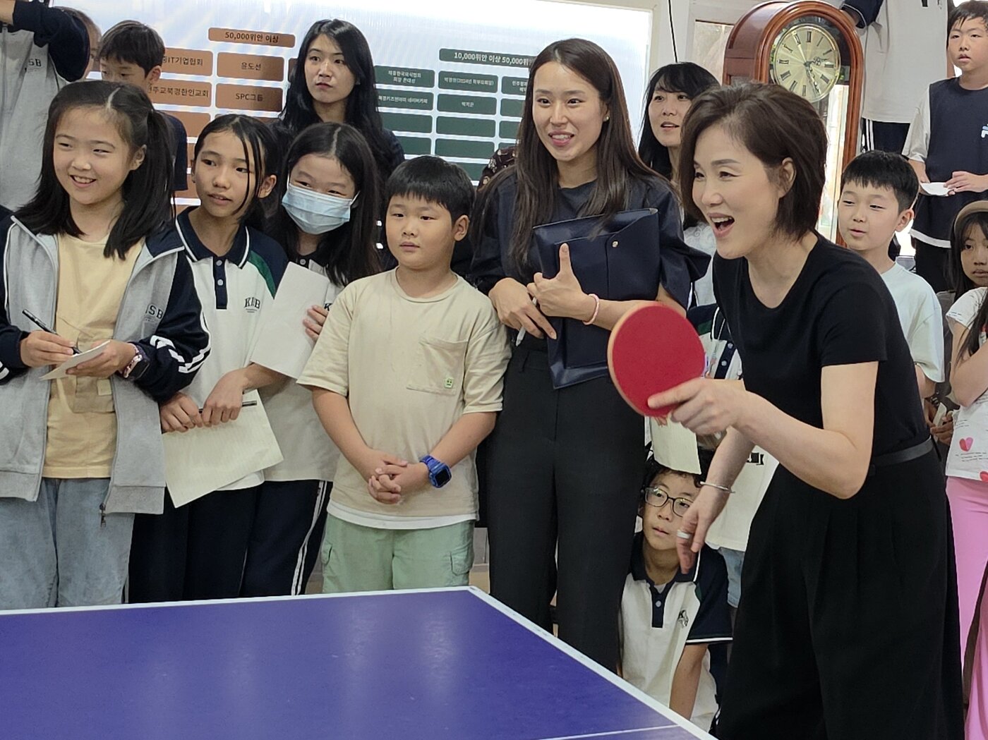 본문 이미지 - 전 중국 탁구 국가대표 자오즈민이 21일 중국 베이징 북경한국국제학교에서 학생들이 지켜보는 가운데 탁구를 치고 있다. 자오즈민은 이날 학생들과 직접 공을 주고받고 자세와 동작을 조언했다. 2026.9.21 ⓒ 베이징-=뉴스1 노민호 특파원