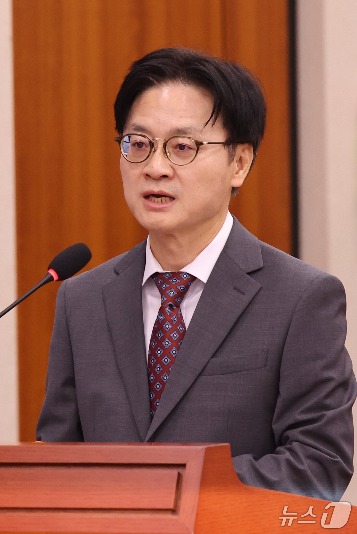 본문 이미지 - 김정관 산업통상부 장관이 22일 오전 서울 여의도 국회에서 열린 산업자통상자원중소벤처기업위원회 전체회의에서 '대한민국과 미합중국 간 전략적투자의 운영 및 관리를 위한 특별법'에 따른 대미투자 사전보고를 하고 있다. 2026.9.22 ⓒ 뉴스1 황기선 기자