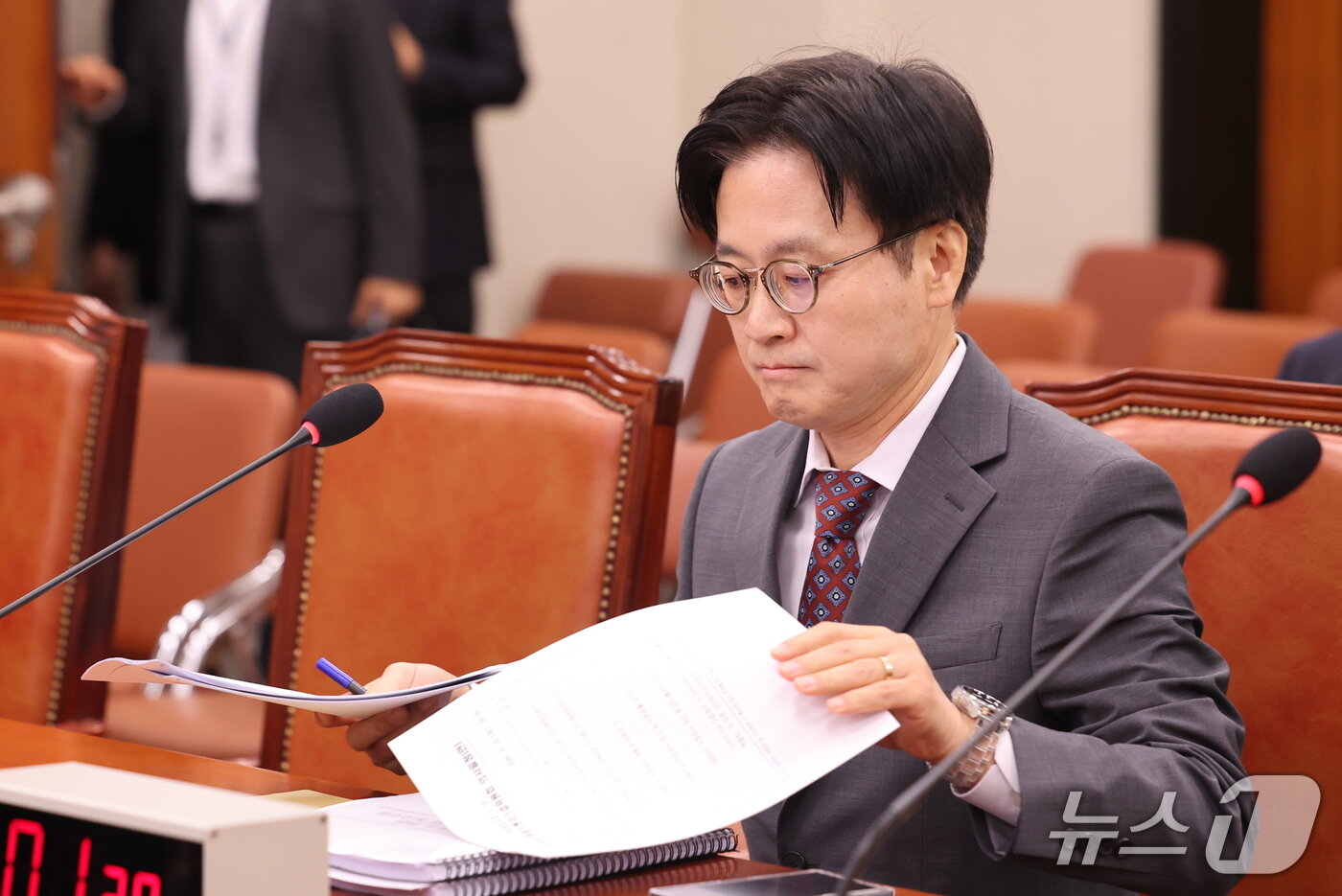 본문 이미지 - 김정관 산업통상부 장관이 22일 오전 서울 여의도 국회에서 열린 산업자통상자원중소벤처기업위원회 전체회의에서 '대한민국과 미합중국 간 전략적투자의 운영 및 관리를 위한 특별법'에 따른 대미투자 사전보고를 하기 전 자료를 살펴보고 있다. 2026.9.22 ⓒ 뉴스1 황기선 기자