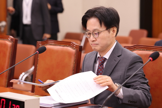 자료 살펴보는 김정관 산업통상부 장관