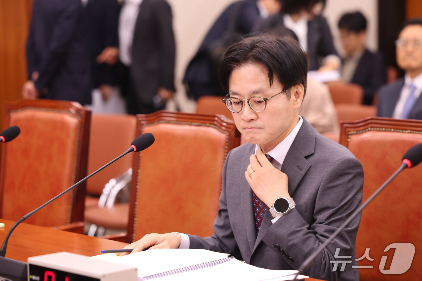 본문 이미지 - 김정관 산업통상부 장관이 22일 오전 서울 여의도 국회에서 열린 산업자통상자원중소벤처기업위원회 전체회의에서 '대한민국과 미합중국 간 전략적투자의 운영 및 관리를 위한 특별법'에 따른 대미투자 사전보고를 하기 전 자료를 살펴보고 있다. 2026.9.22 ⓒ 뉴스1 황기선 기자