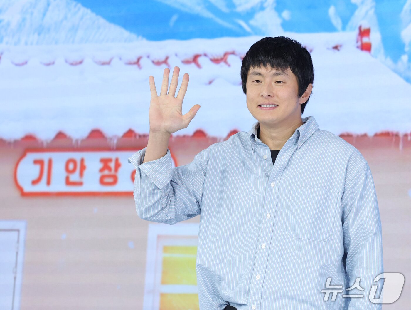 본문 이미지 - 방송인 기안84가 22일 오전 서울 마포구 호텔나루 서울 엠갤러리에서 열린 넷플릭스 예능 ‘대환장 기안장 시즌2’ 제작발표회에 참석해 포즈를 취하고 있다. ‘대환장 기안장 시즌2’는 기안적 낭만이 가득한 대관령 기안장에서 기안84, 김연경, 이준호, 카즈하가 숙박객과 펼치는 기상천외한 신개념 민박 버라이어티 예능이다. 2026.9.22 ⓒ 뉴스1 권현진 기자