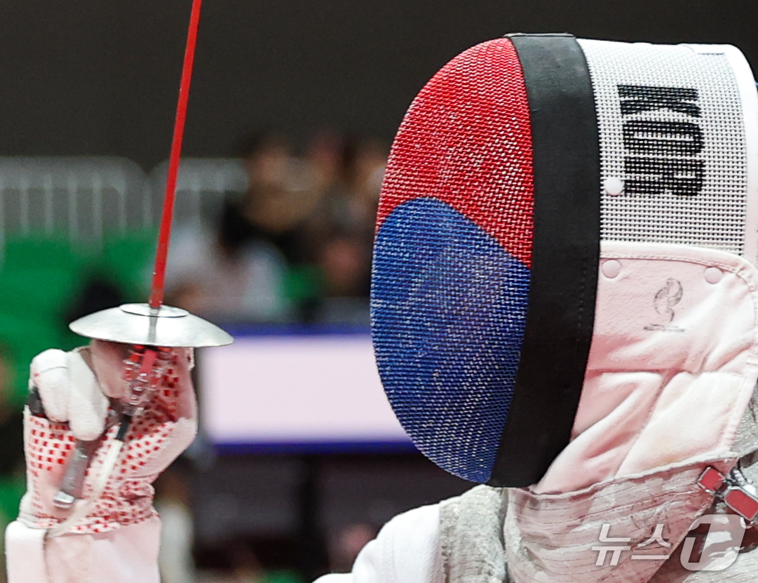 (도코나메=뉴스1) 안은나 기자 = 대한민국 이광현이 21일 일본 아이치 스카이 엑스포홀에서 2026 아이치·나고야 아시안게임 펜싱 남자 플리뢰 개인전 예선을 펼치고 있다. 202 …