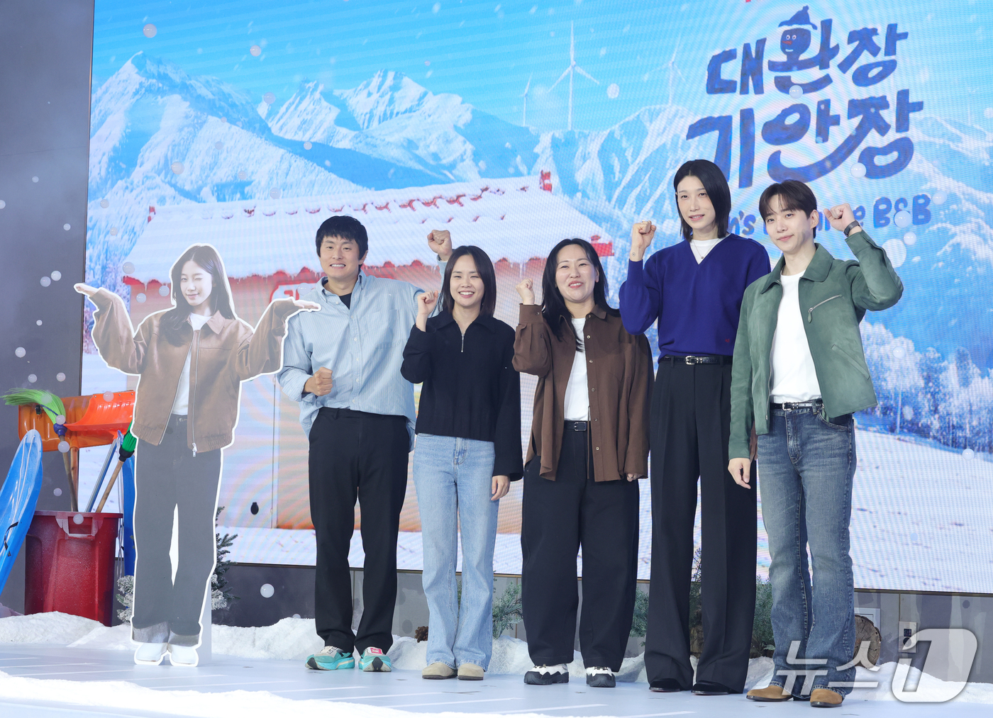 (서울=뉴스1) 권현진 기자 = 방송인 기안84(왼쪽부터)와 이소민 PD, 김지현 PD, 김연경, 이준호가 22일 오전 서울 마포구 호텔나루 서울 엠갤러리에서 열린 넷플릭스 예능 …