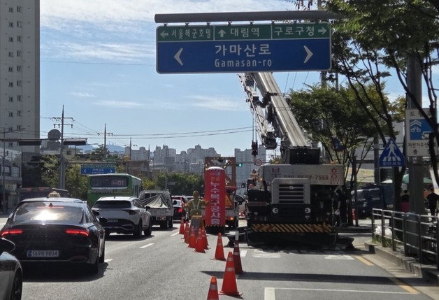 신길동 교차로 상수도관 누수…일부 차로 통제, 24일 복구 목표