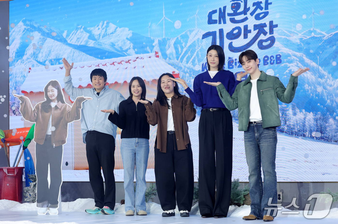 (서울=뉴스1) 권현진 기자 = 방송인 기안84(왼쪽부터)와 이소민 PD, 김지현 PD, 김연경, 이준호가 22일 오전 서울 마포구 호텔나루 서울 엠갤러리에서 열린 넷플릭스 예능 …