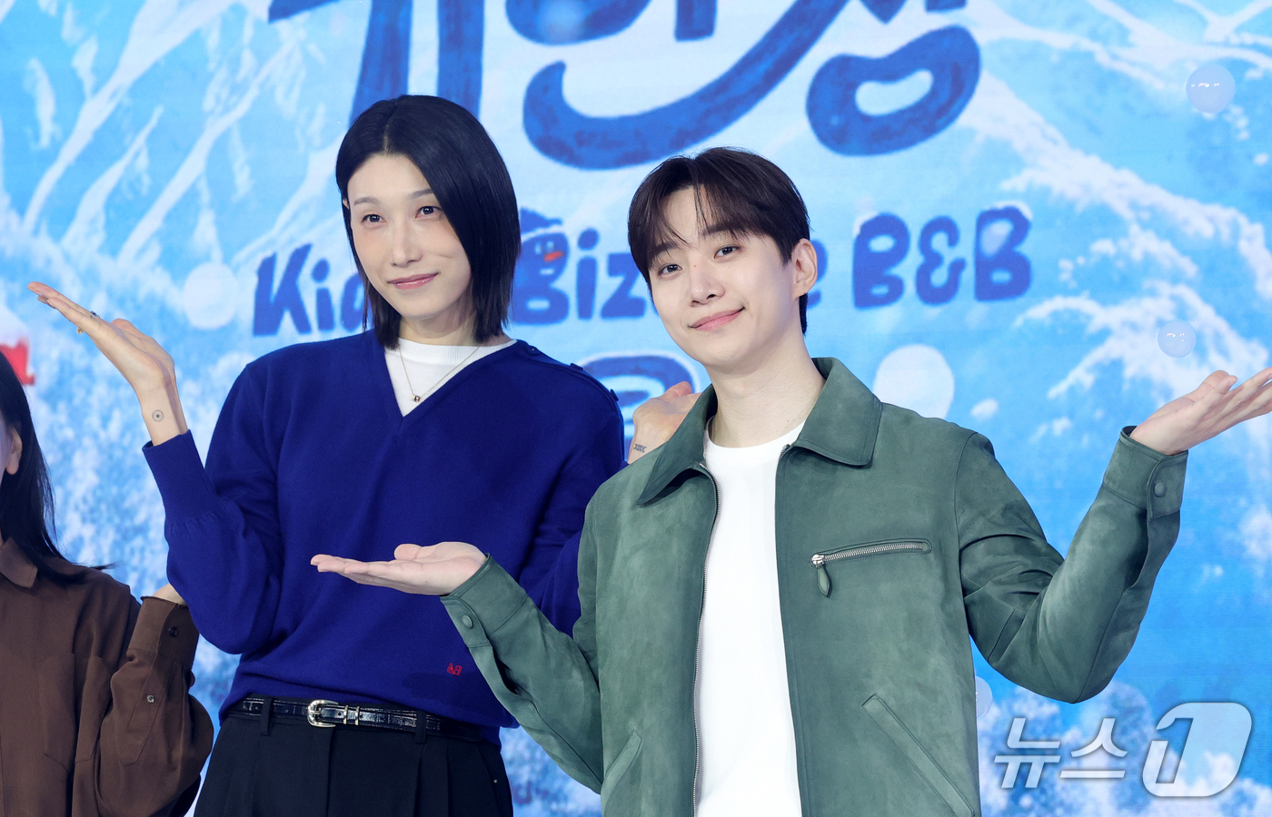 (서울=뉴스1) 권현진 기자 = 김연경과 이준호(오른쪽)가 22일 오전 서울 마포구 호텔나루 서울 엠갤러리에서 열린 넷플릭스 예능 ‘대환장 기안장 시즌2’ 제작발표회에 참석해 포즈 …