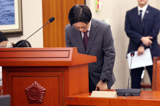 인사하는 김정관 장관