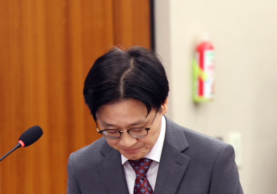 보고 마치고 인사하는 김정관 장관