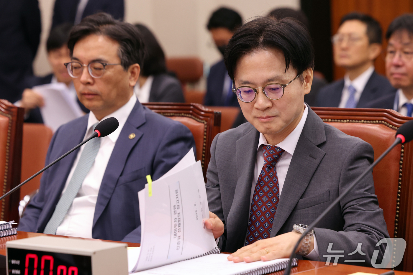 (서울=뉴스1) 황기선 기자 = 김정관 산업통상부 장관이 22일 오전 서울 여의도 국회에서 열린 산업원통상자원중소벤처기업위원회 전체회의에서 '대한민국과 미합중국 간 전략적투자의 운 …