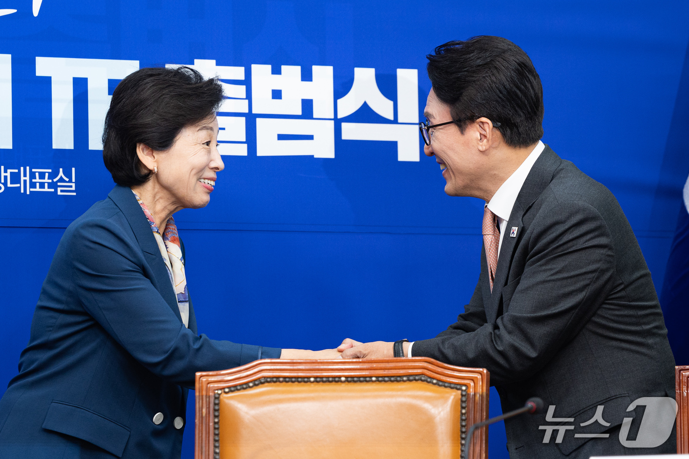 (서울=뉴스1) 유승관 기자 = 더불어민주당 김민석 대표와 남인순 동물과더불어 TF 단장이 22일 서울 여의도 국회에서 열린 동물과더불어 TF 출범식에서 인사하고 있다. 2026. …