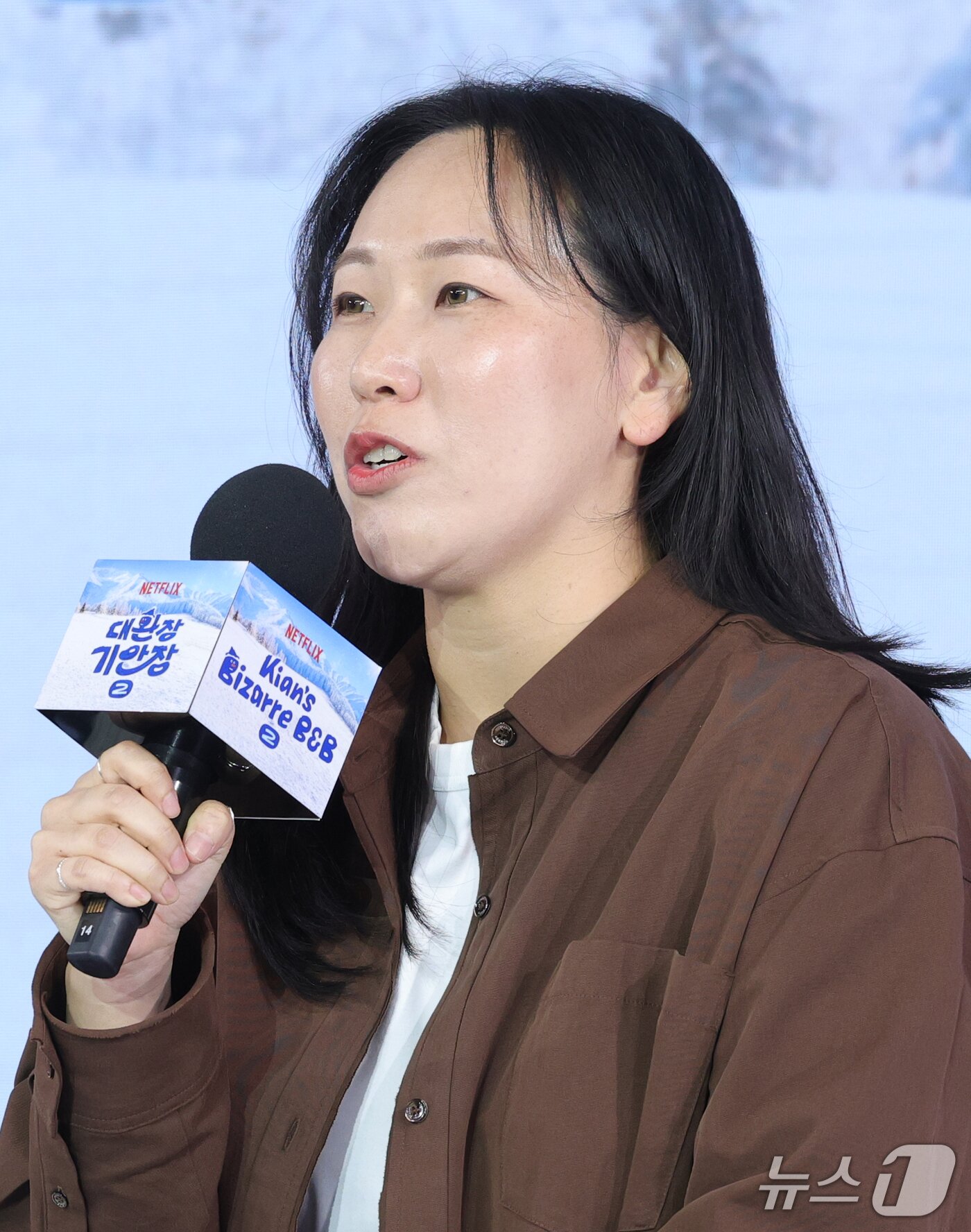 본문 이미지 - 김지현 PD가 22일 오전 서울 마포구 호텔나루 서울 엠갤러리에서 열린 넷플릭스 예능 ‘대환장 기안장 시즌2’ 제작발표회에 참석해 인사말을 하고 있다. ‘대환장 기안장 시즌2’는 기안적 낭만이 가득한 대관령 기안장에서 기안84, 김연경, 이준호, 카즈하가 숙박객과 펼치는 기상천외한 신개념 민박 버라이어티 예능이다. 2026.9.22 ⓒ 뉴스1 권현진 기자