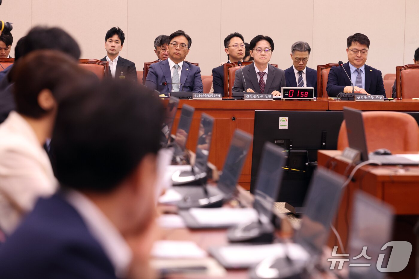 본문 이미지 - 김정관 산업통상부 장관이 22일 오전 서울 여의도 국회에서 열린 산업통상자원중소벤처기업위원회 전체회의에서 '대한민국과 미합중국 간 전략적투자의 운영 및 관리를 위한 특별법'에 따른 대미투자 사전보고를 하기 위해 자리하고 있다. 2026.9.22 ⓒ 뉴스1 황기선 기자