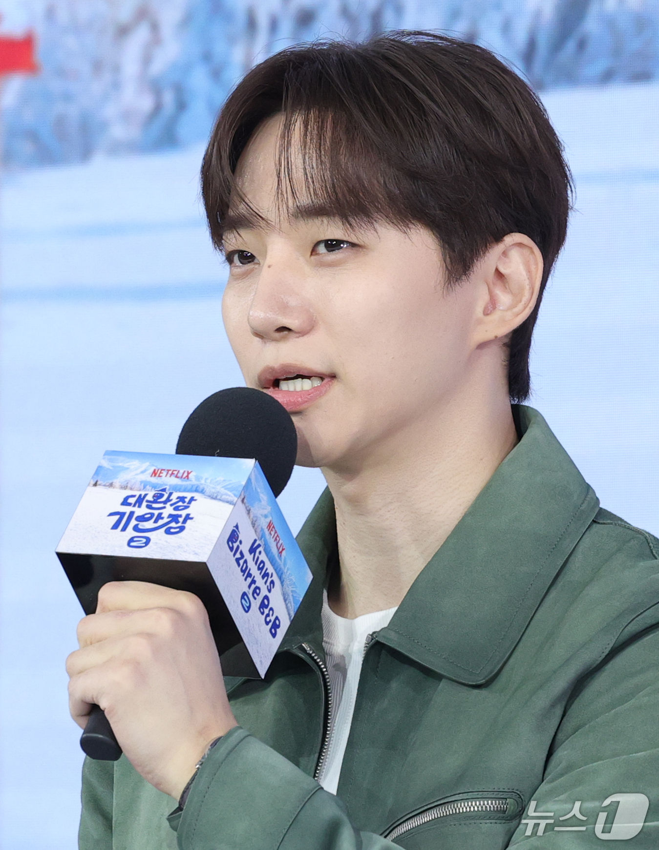 (서울=뉴스1) 권현진 기자 = 가수 겸 배우 이준호가 22일 오전 서울 마포구 호텔나루 서울 엠갤러리에서 열린 넷플릭스 예능 ‘대환장 기안장 시즌2’ 제작발표회에 참석해 인사말을 …