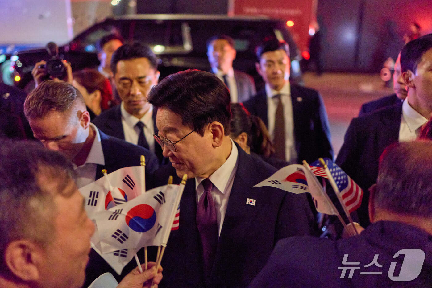 (뉴욕=뉴스1) 허경 기자 = 유엔 총회 참석을 계기로 미국 뉴욕을 방문 중인 이재명 대통령과 김혜경 여사가 21일(현지시간) 코리아타운을 찾아 시민들과 인사를 나누고 있다. (공 …