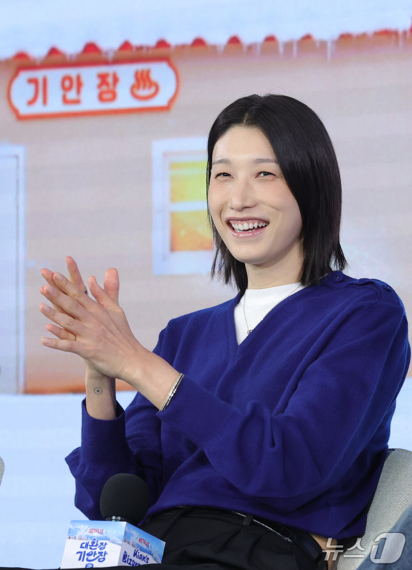(서울=뉴스1) 권현진 기자 = 가수 겸 배우 이준호가 22일 오전 서울 마포구 호텔나루 서울 엠갤러리에서 열린 넷플릭스 예능 ‘대환장 기안장 시즌2’ 제작발표회에 참석해 미소를 …