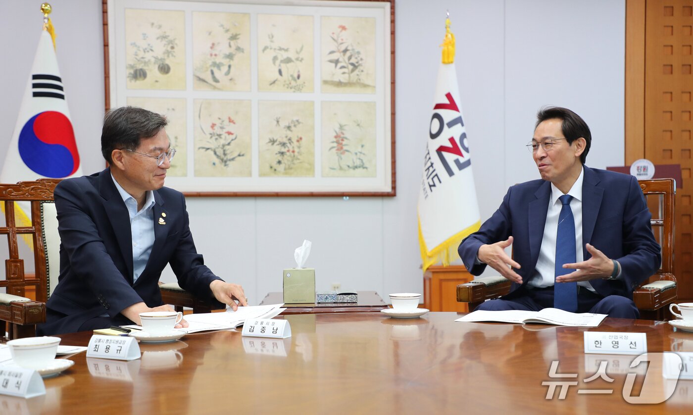본문 이미지 - 지난 7월 김중남 강원 강릉시장(사진 왼쪽)이 강원도청을 찾아 우상호 강원지사와 현안 논의를 하고 있다.(강릉시 제공. 재판매 및 DB 금지)