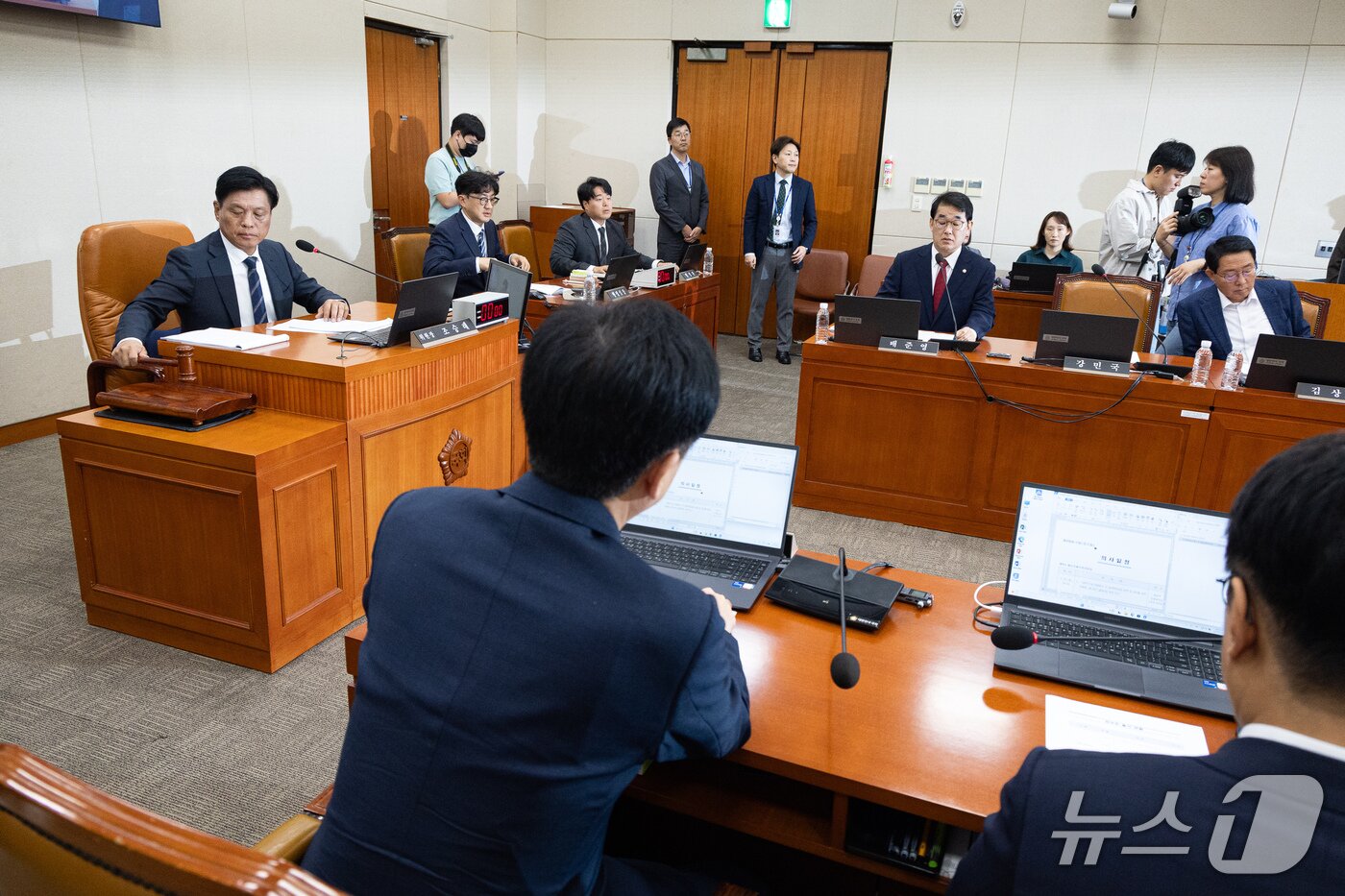 본문 이미지 - 조승래 국회 재정경제기획위원장이 22일 서울 여의도 국회에서 열린 제439회 국회(정기회) 재정경제기획위원회 제4차 전체회의에서 의사봉을 두드리고 있다. 이날 재경위는 비공개로 정부로부터 '대한민국과 미합중국 간 전략적투자의 운영 및 관리를 위한 특별법'에 따른 대미투자 사전 보고를 받았다. 2026.9.22 ⓒ 뉴스1 유승관 기자